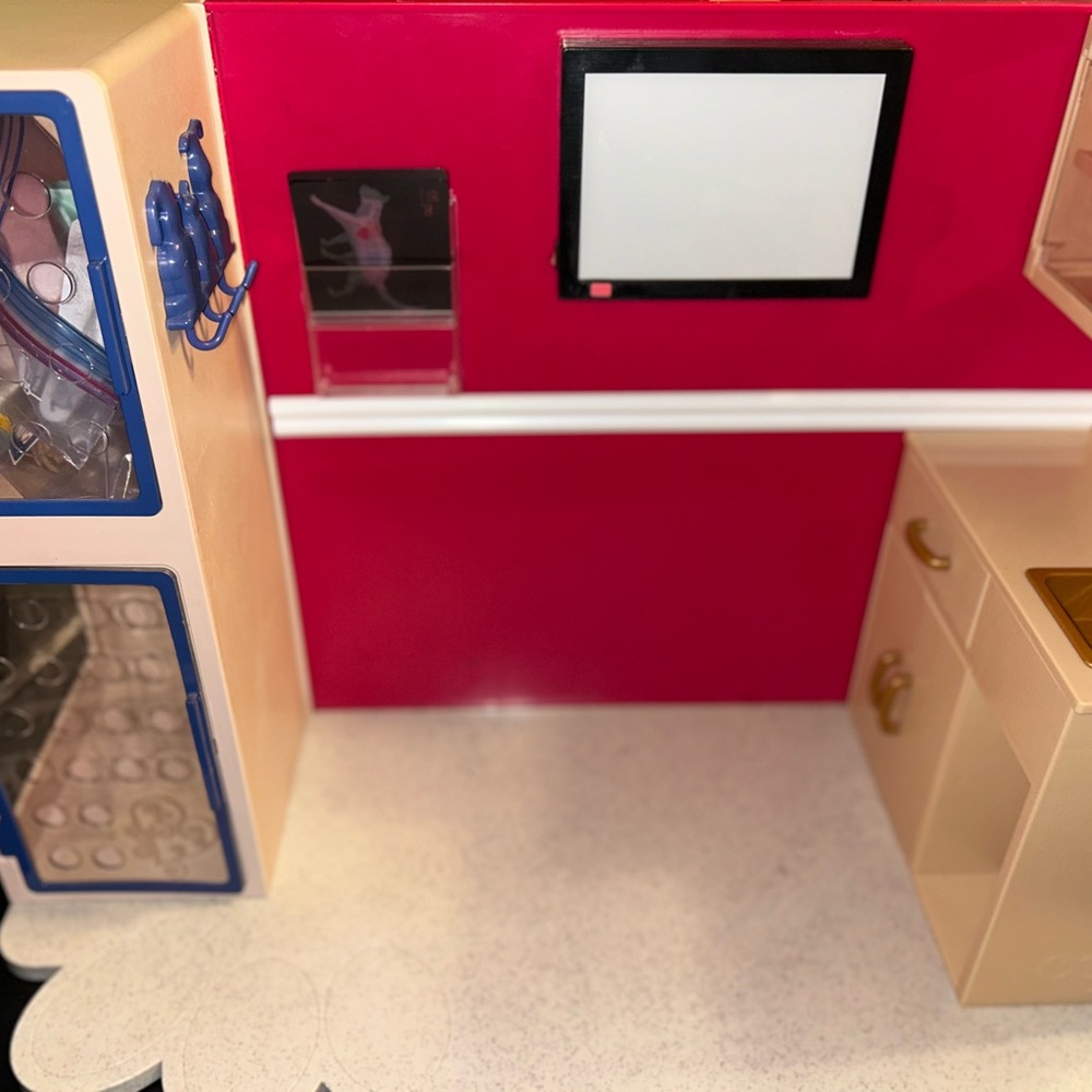 Our Generation Pink Play Veterinary Clinic Playset - Picture 6 of 13